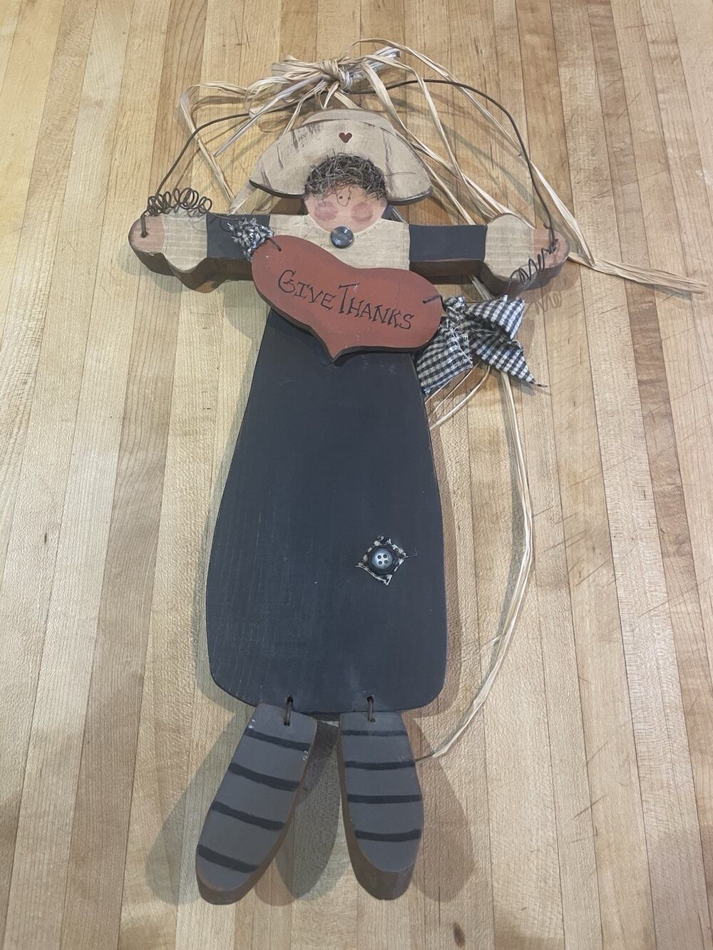 Primitive Wood Pilgrim Holding A Give Thanks Heart Country Farmhouse Rusty Wire